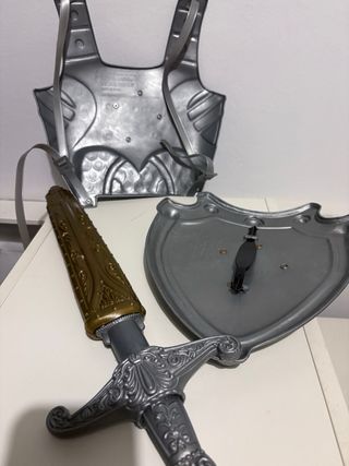 Armadura de juguete con dragón