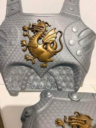 Armadura de juguete con dragón
