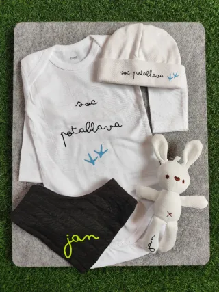 Conjunto bebé: body, gorro, babero y peluche