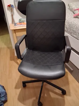 Silla de escritorio giratoria negra