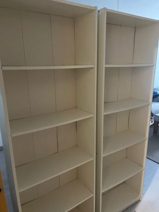 Estanterías blancas de madera