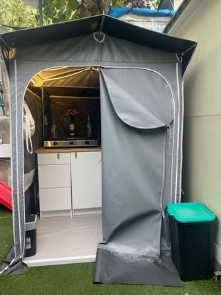 Caravana con avance y mobiliario