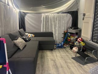 Caravana con avance y mobiliario