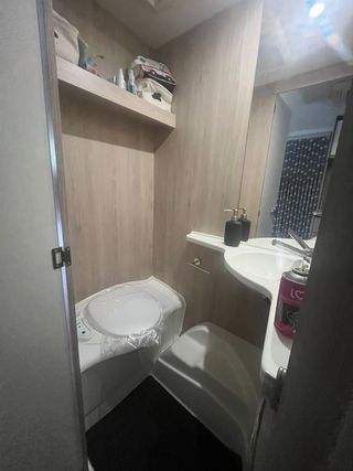 Caravana con avance y mobiliario