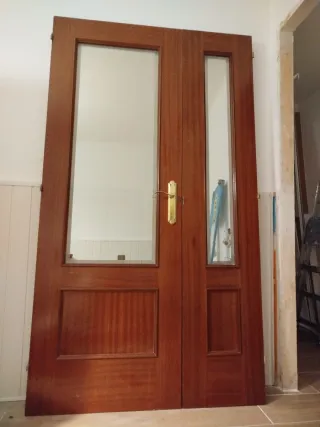 Puerta doble de madera con cristal