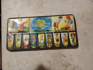 Antigua caja de acuarelas con figuras