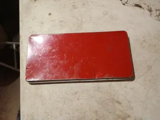 Antigua caja de acuarelas con figuras