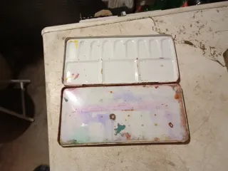 Antigua caja de acuarelas con figuras