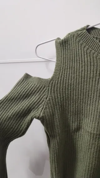 Jersey verde hombros descubiertos