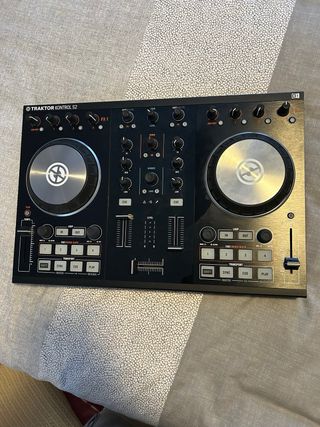 Traktor Kontrol S2. Controladora DJ