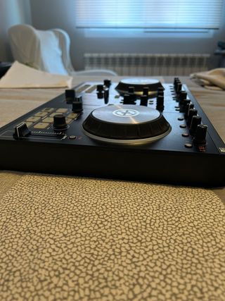 Traktor Kontrol S2. Controladora DJ