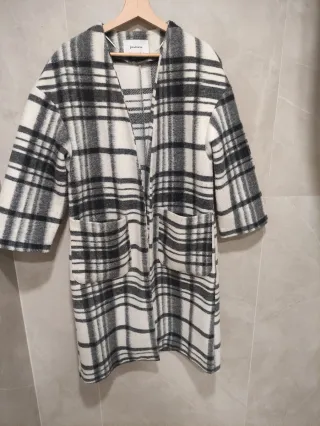 Abrigo de cuadros gris y blanco