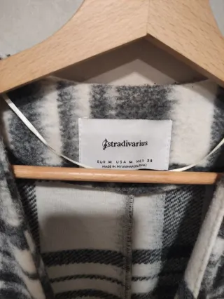 Abrigo de cuadros gris y blanco