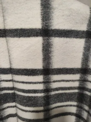 Abrigo de cuadros gris y blanco