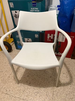 Silla de plástico resistente blanca