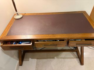 Mesa escritorio madera y cuero