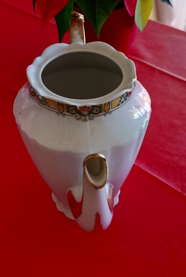 Jarra de porcelana con detalles dorados