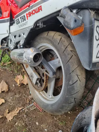 Suzuki Roja y Blanca Deportiva