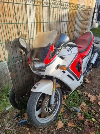 Suzuki Roja y Blanca Deportiva