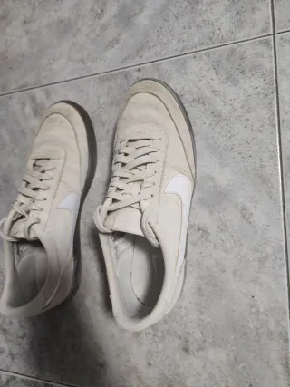 Zapatillas Nike Beige y Blancas