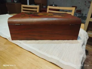 Caja de madera decorada con flores pintadas a mano