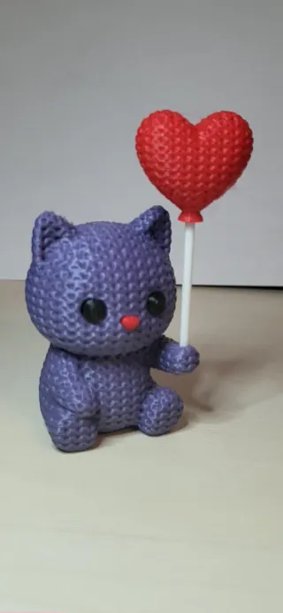 Gatto uncinetto con cuore arancione