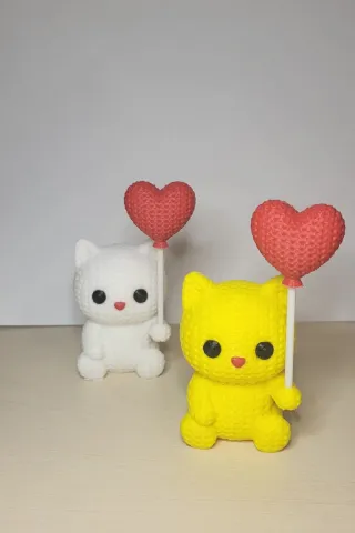 Gatto uncinetto con cuore arancione