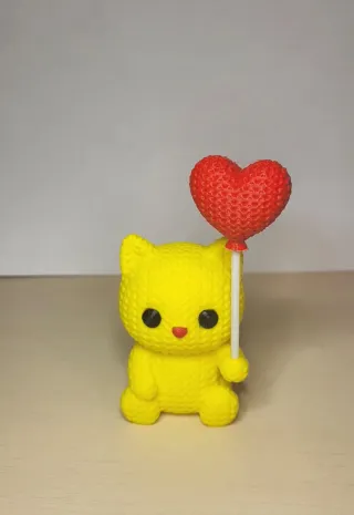 Gatto uncinetto con cuore arancione