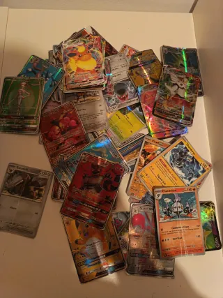 Cartas Pokémon I cartas de fútbol con álbum.