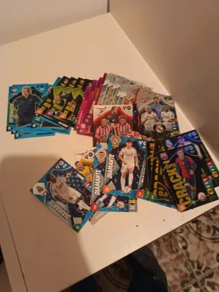 Cartas Pokémon I cartas de fútbol con álbum.