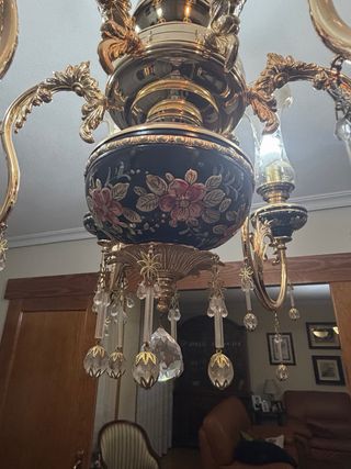 Lámpara de techo dorada y multicolor