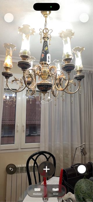 Lámpara de techo dorada y multicolor