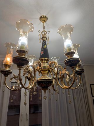 Lámpara de techo dorada y multicolor