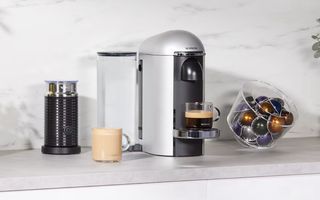 Cafetera Nespresso Vertuo Plus Plata