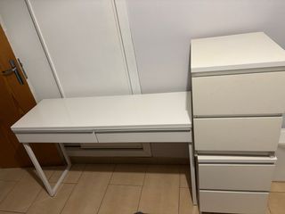 Escritorio blanco con cajonera