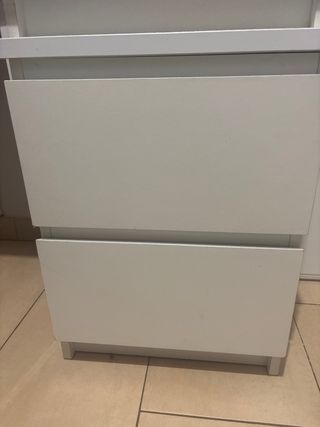 Scrivania bianca con cassettiera