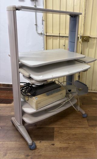 Escritorio PC con ruedas y bandejas extraibles.