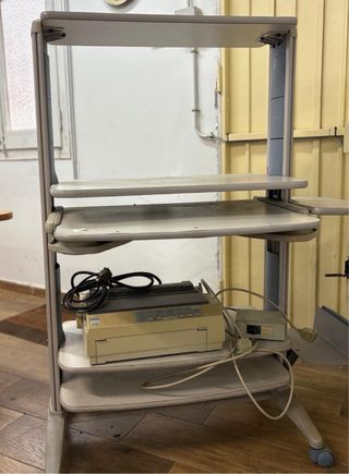 Escritorio PC con ruedas y bandejas extraibles.