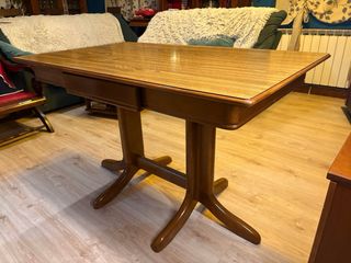 Mesa de comedor o cocina de madera