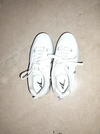 Zapatillas con ruedas blancas