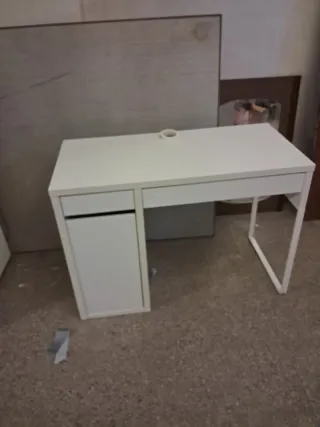 Escritorio blanco con cajón y compartimento