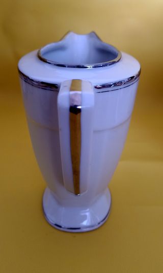 Jarra lechera con detalles plateados