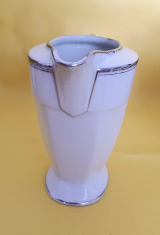 Jarra lechera con detalles plateados