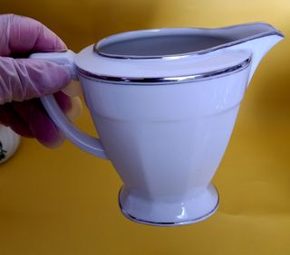 Jarra lechera con detalles plateados