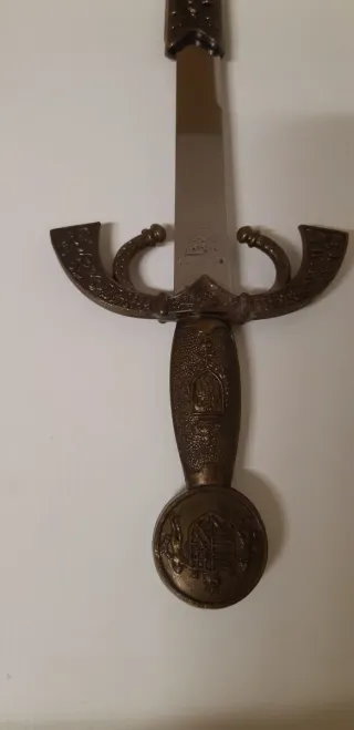 Abrecartas clásico vintage con forma de espada