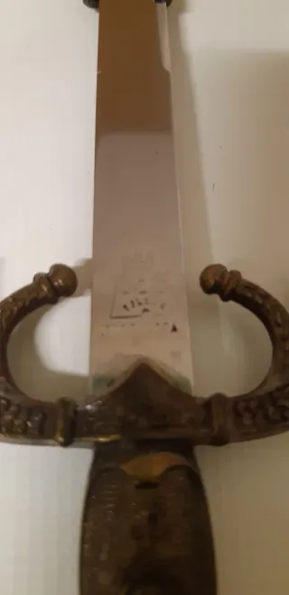 Abrecartas clásico vintage con forma de espada