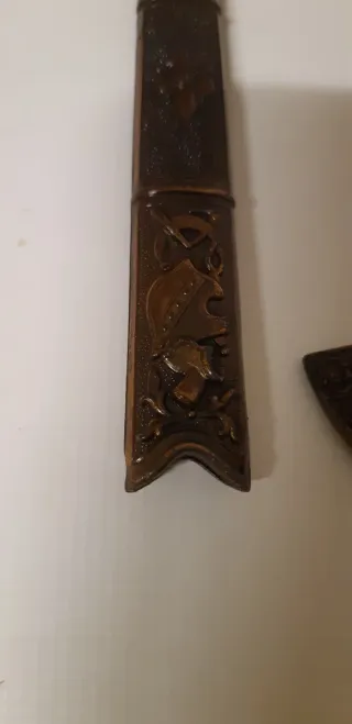 Abrecartas clásico vintage con forma de espada