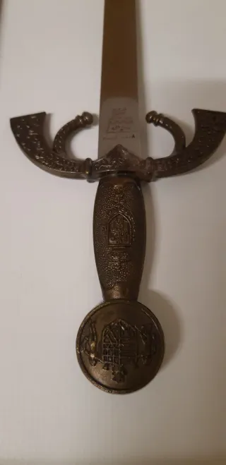 Abrecartas clásico vintage con forma de espada