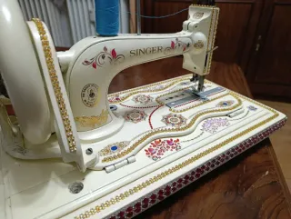 Máquina de coser Singer 12K decorada