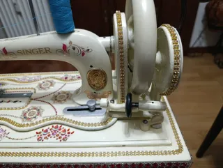 Máquina de coser Singer 12K decorada